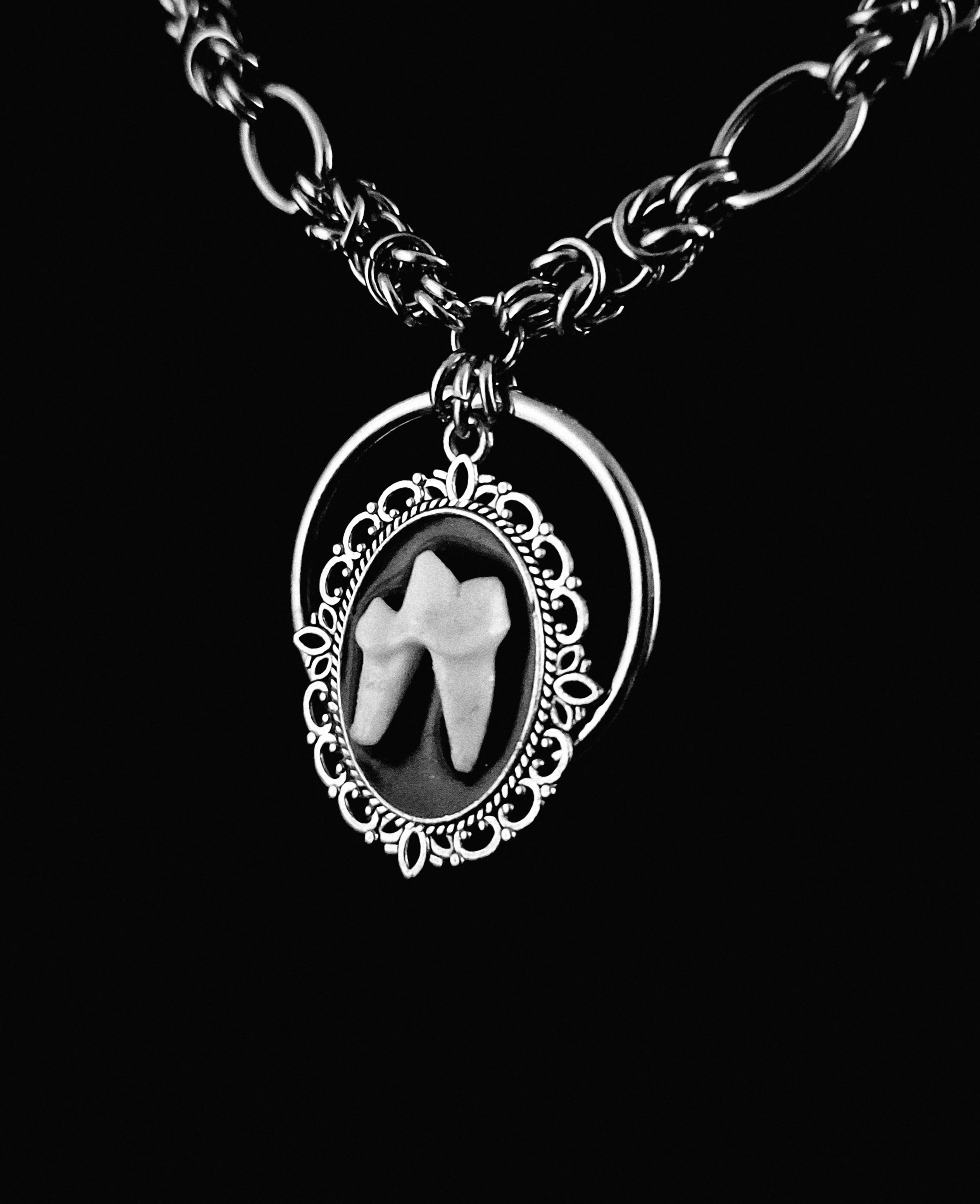 AMARUM v.II - Fox Tooth Chainmaille Collar