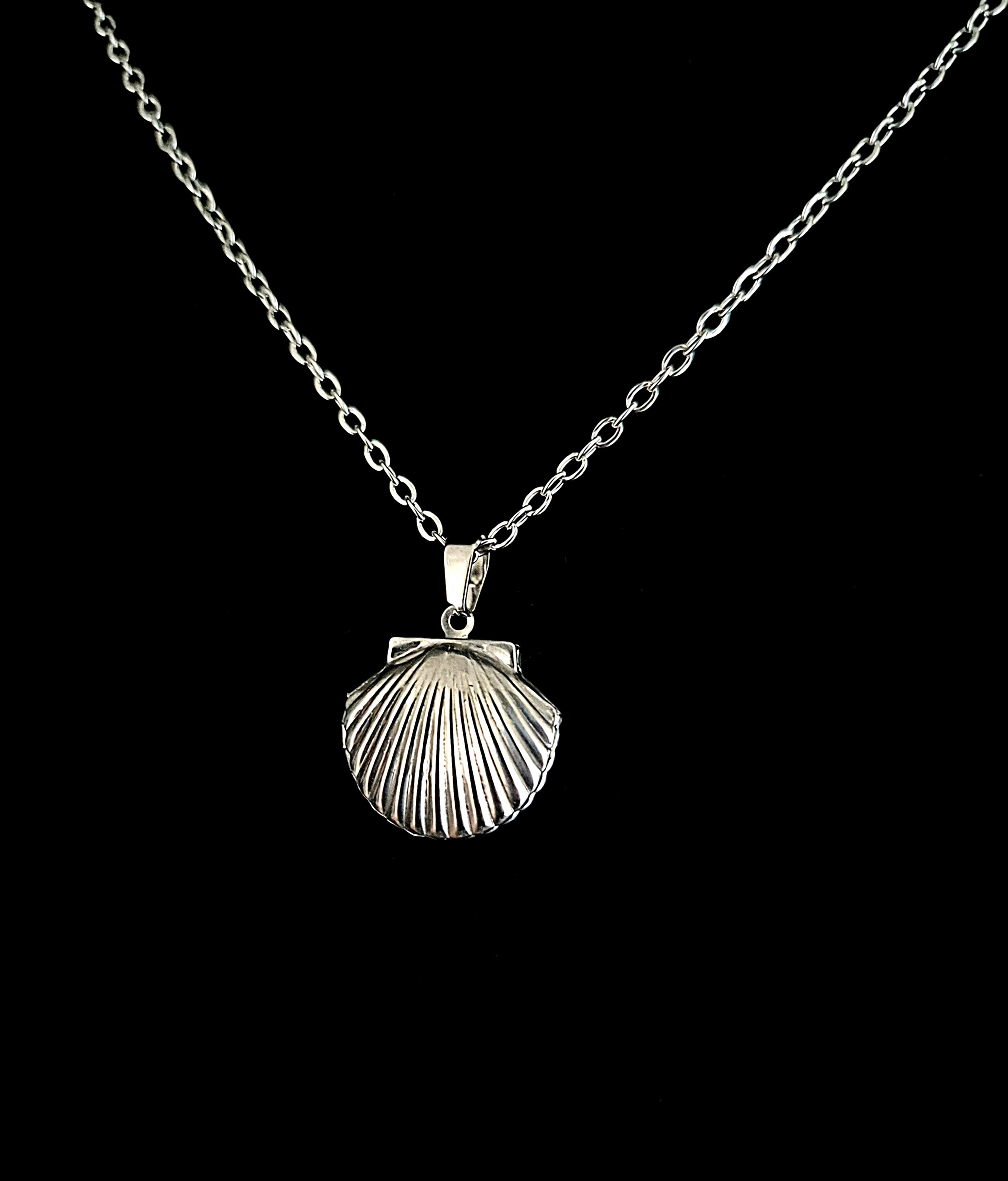 DEVOTIONIS - Silver Shell Shaped Locket