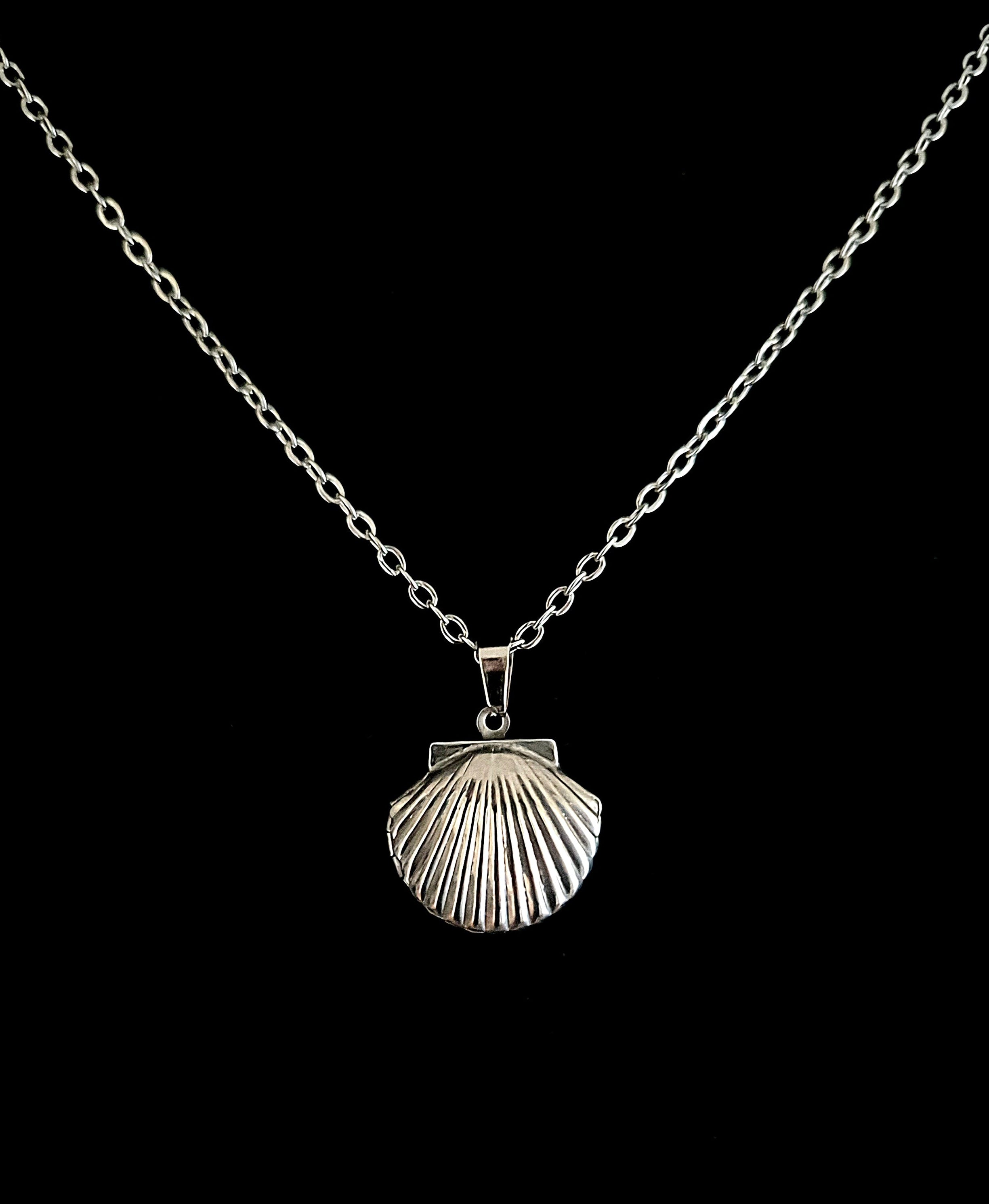 DEVOTIONIS - Silver Shell Shaped Locket