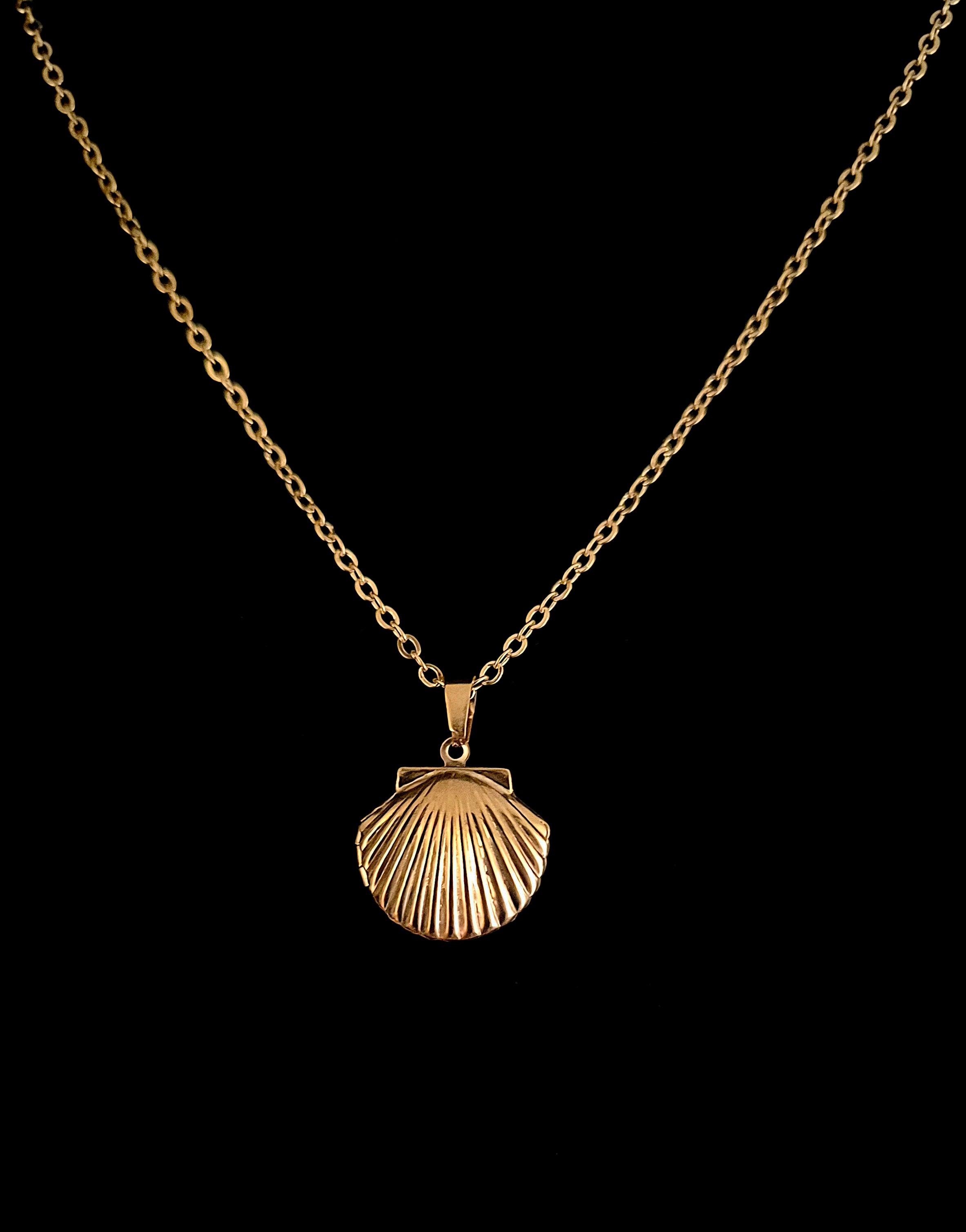 DEVOTIONIS - Gold Shell Shaped Locket