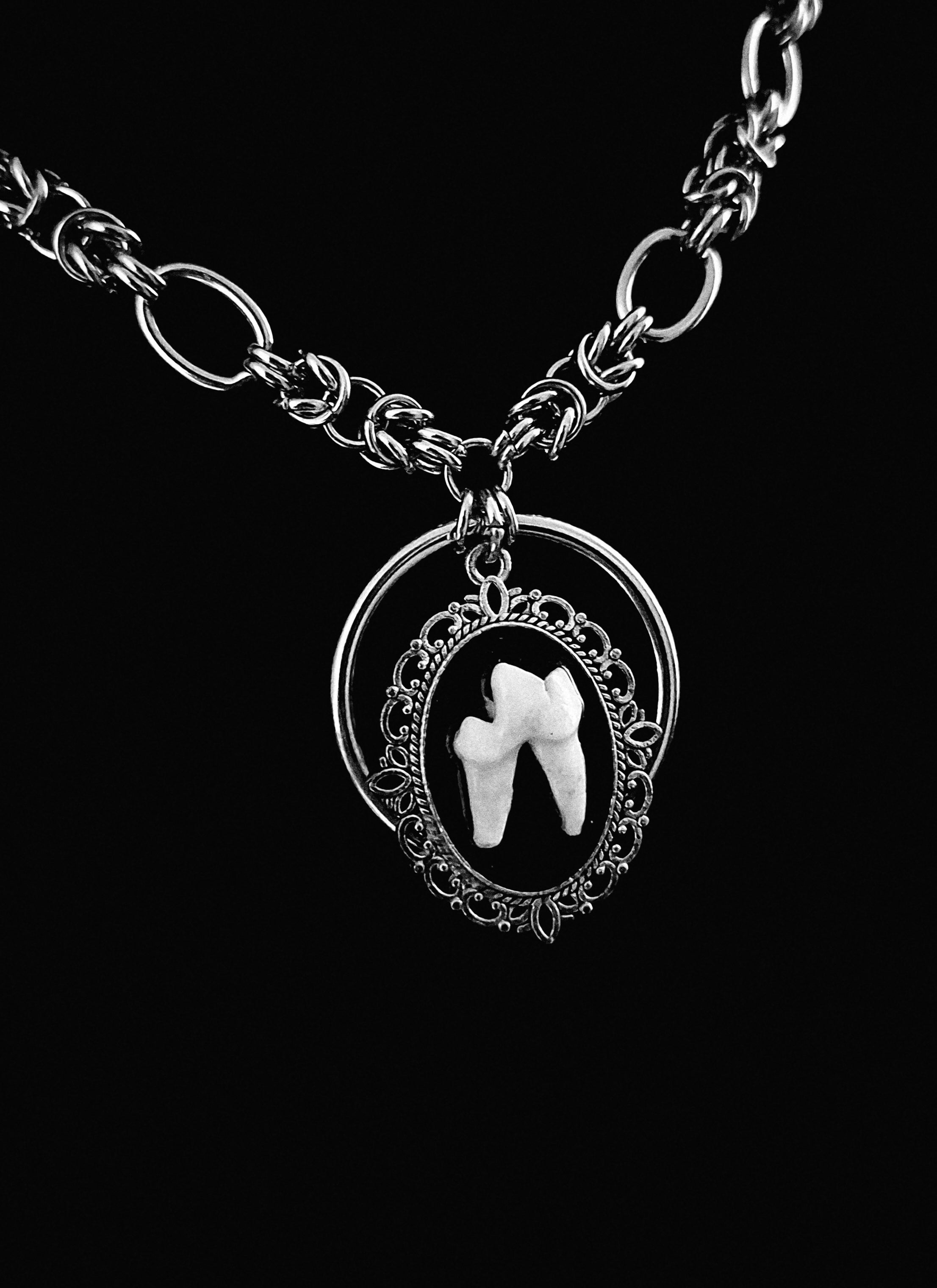 AMARUM v.II - Fox Tooth Chainmaille Collar