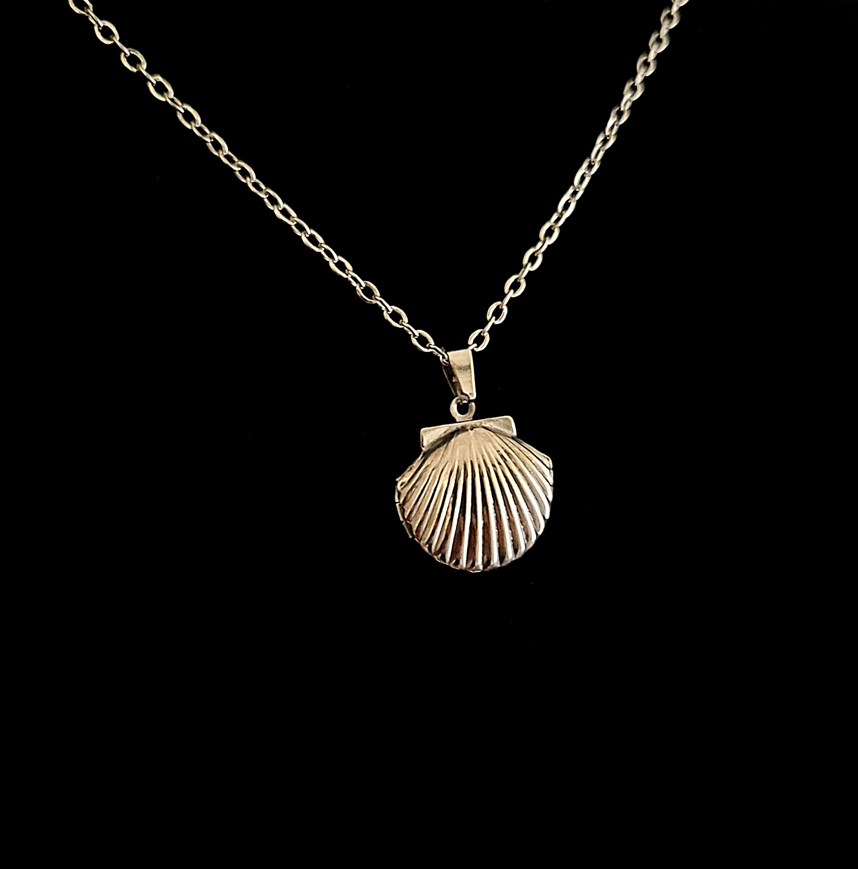 DEVOTIONIS - Silver Shell Shaped Locket
