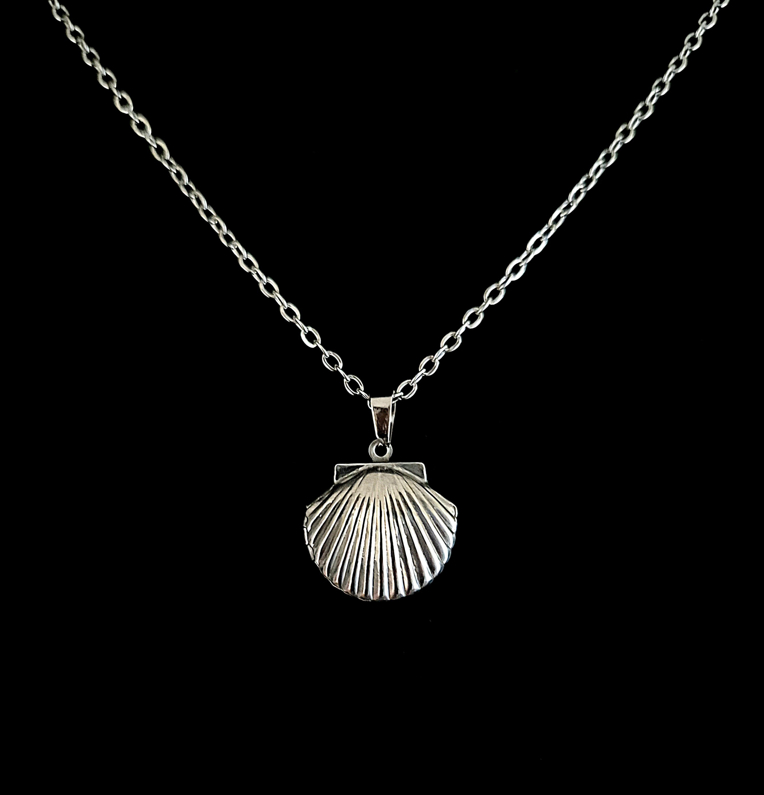 DEVOTIONIS - Silver Shell Shaped Locket